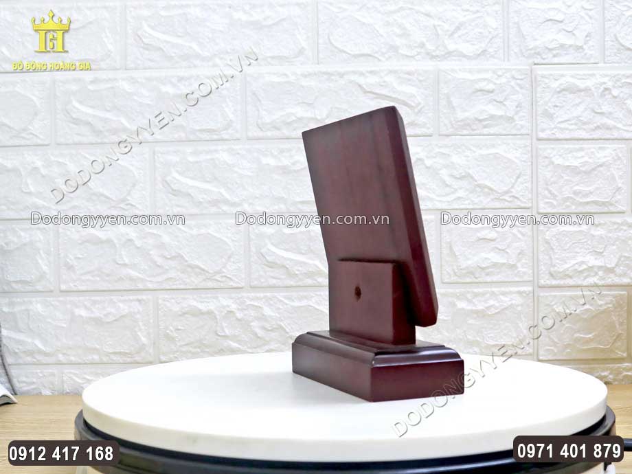 H&igrave;nh ảnh ph&iacute;a sau vật phẩm